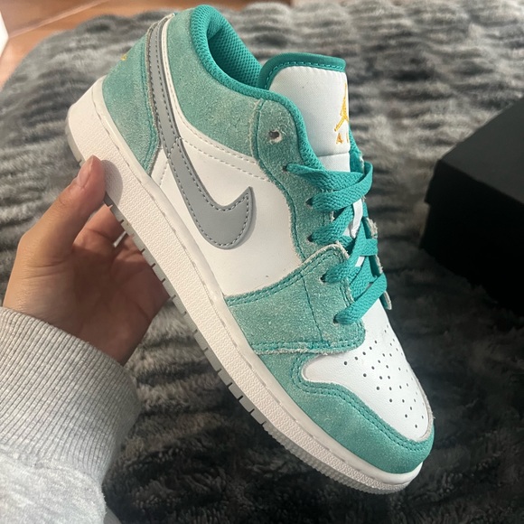 Air Jordan 1 Low SE GS 'New Emerald - Picture 4 of 5